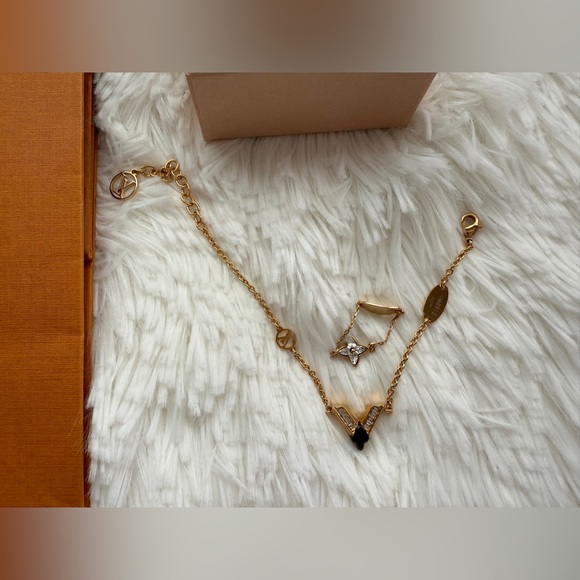 LOUIS VUITTON Essential V Bracelet & Gold Metal Ring. Size S, NEW - Picture 2 of 9